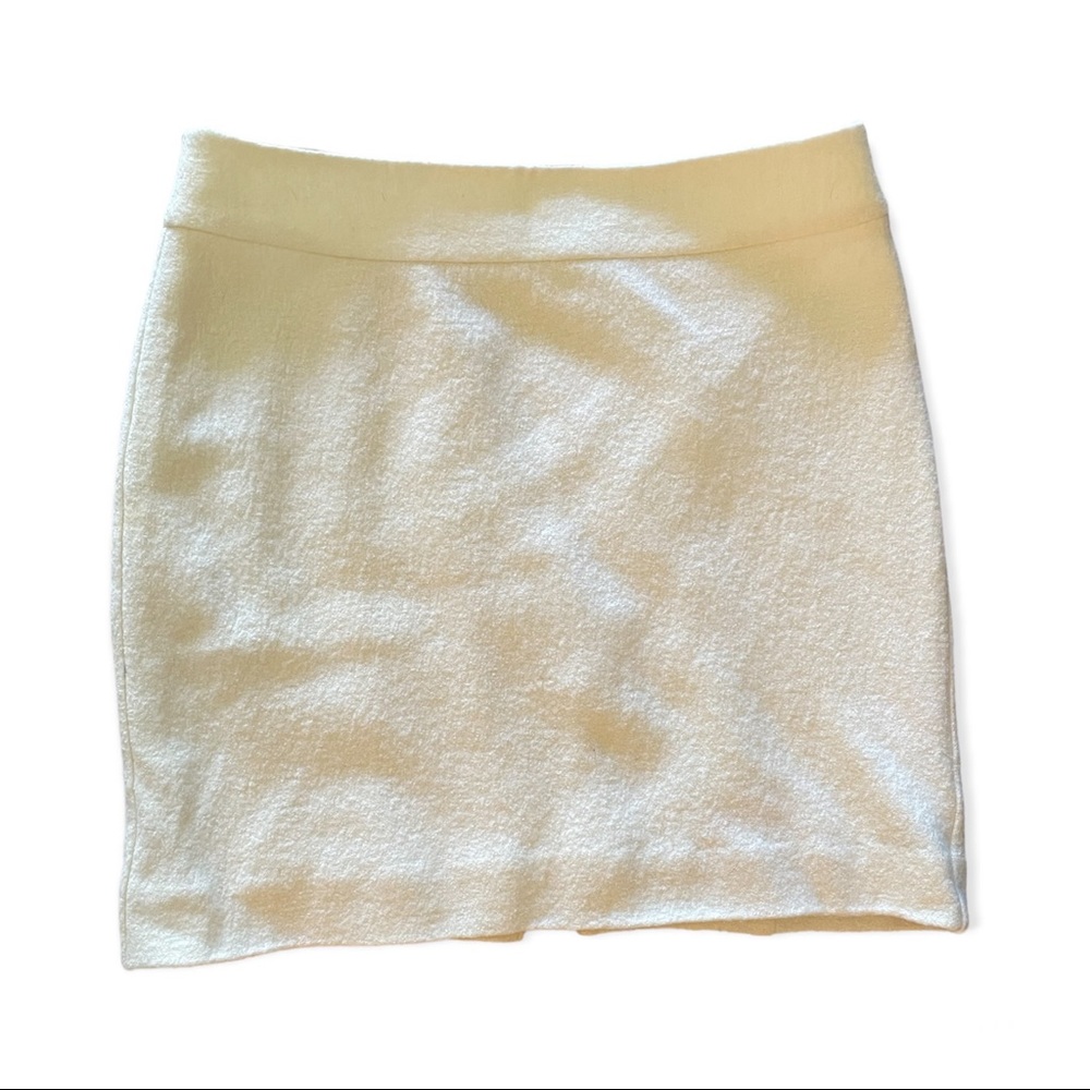 Skirt Classic for the office Like new Color Beige/ivory. Back Zipper color Gold
